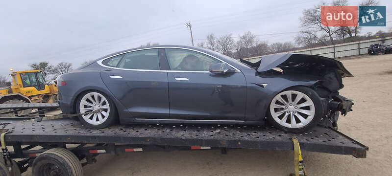 Лифтбек Tesla Model S 2017 в 