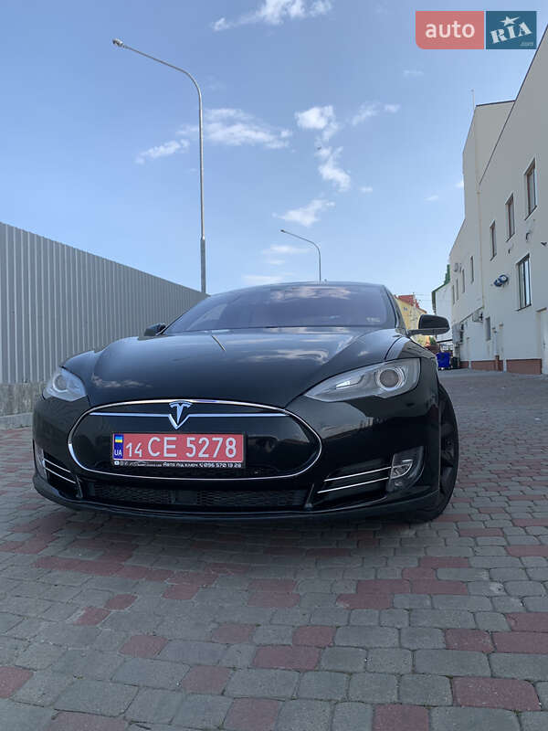 Лифтбек Tesla Model S 2015 в Львове