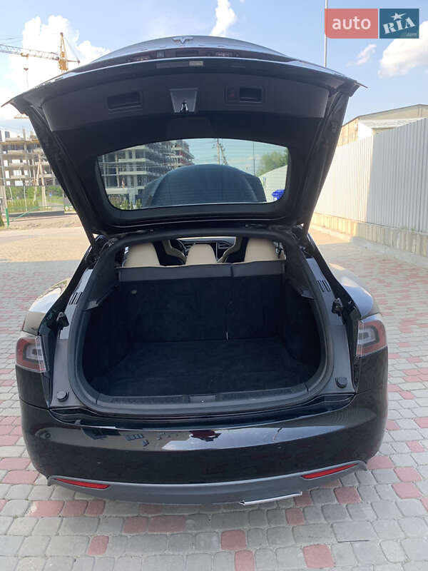 Лифтбек Tesla Model S 2015 в Львове