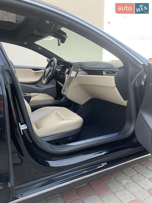 Лифтбек Tesla Model S 2015 в Львове