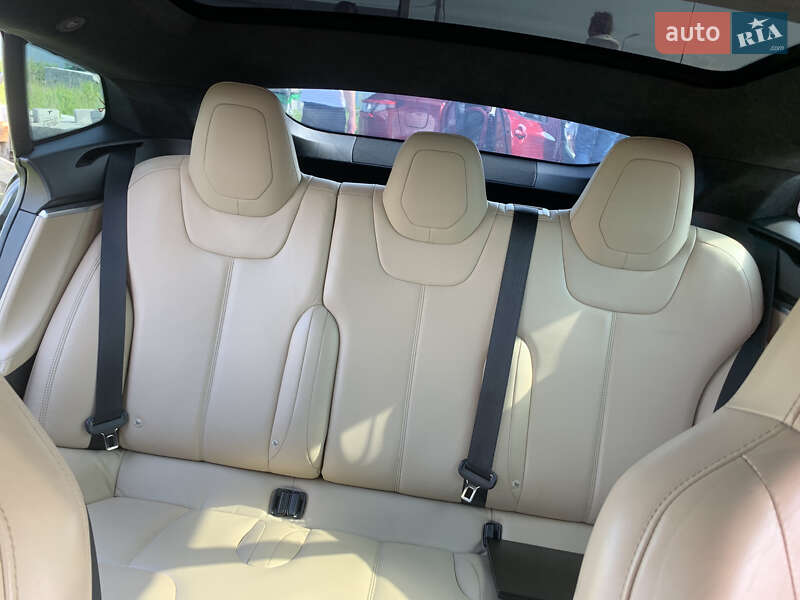 Лифтбек Tesla Model S 2015 в Львове