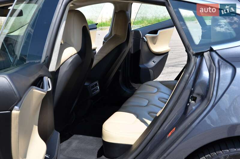 Ліфтбек Tesla Model S 2016 в Києві