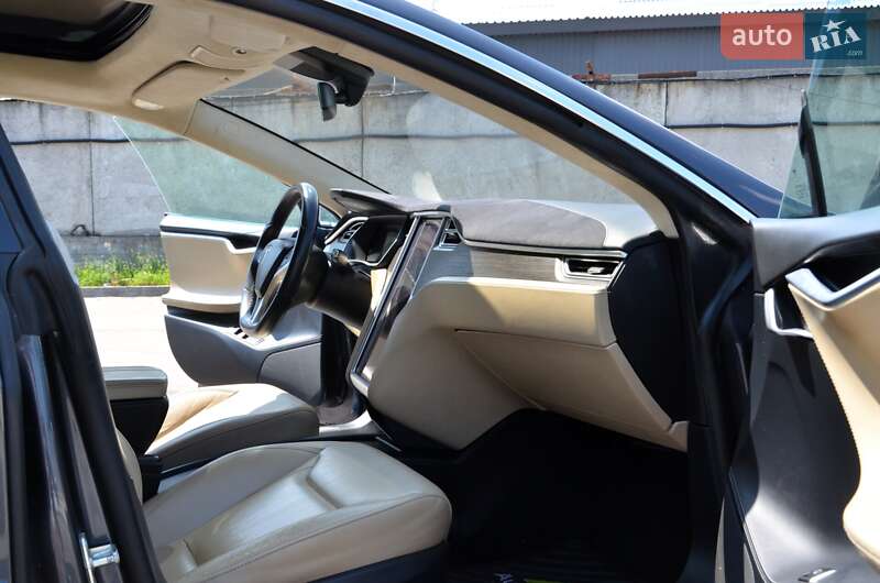 Ліфтбек Tesla Model S 2016 в Києві