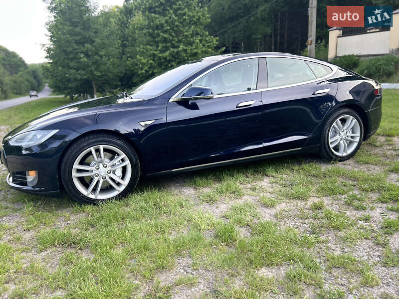 Лифтбек Tesla Model S 2013 в 