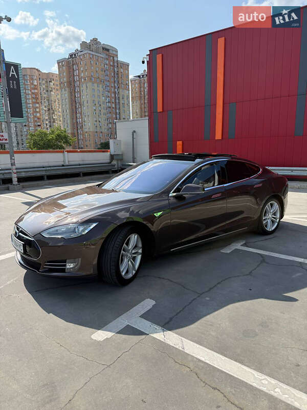 Лифтбек Tesla Model S 2014 в 