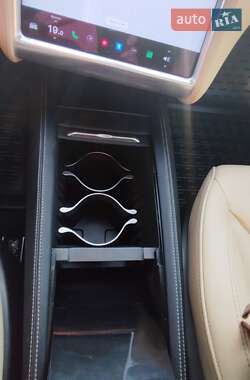 Лифтбек Tesla Model S 2015 в 