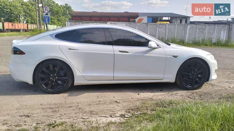Лифтбек Tesla Model S 2016 в Львове