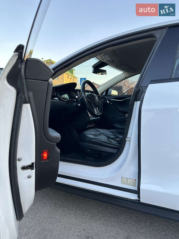 Лифтбек Tesla Model S 2014 в 