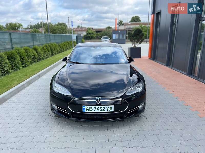 Лифтбек Tesla Model S 2015 в Виннице
