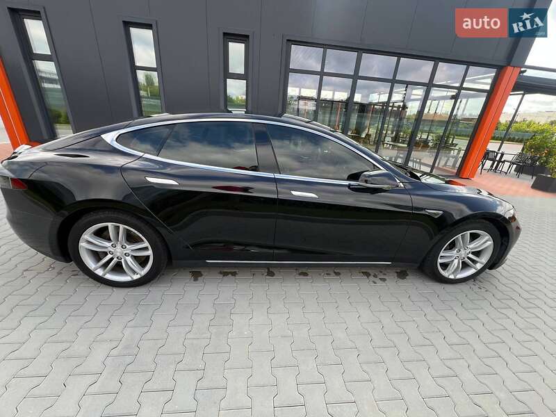 Лифтбек Tesla Model S 2015 в Виннице