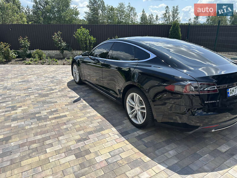 Лифтбек Tesla Model S 2014 в 