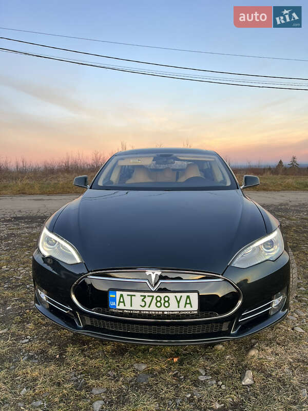 Лифтбек Tesla Model S 2013 в 