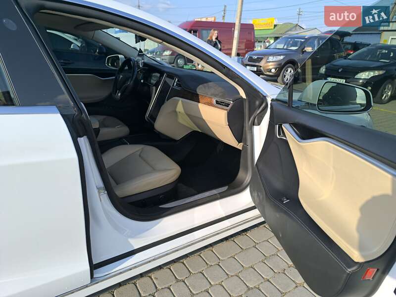 Ліфтбек Tesla Model S 2017 в Чернівцях