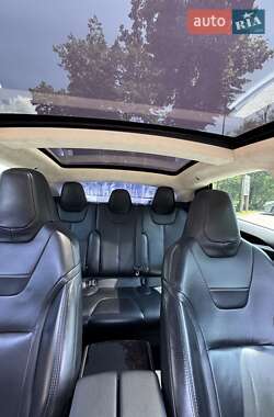 Лифтбек Tesla Model S 2015 в 
