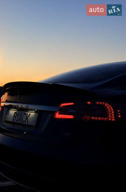 Лифтбек Tesla Model S 2015 в 