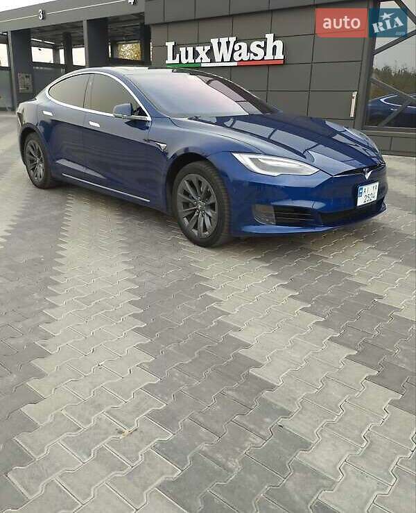 Лифтбек Tesla Model S 2016 в Киеве