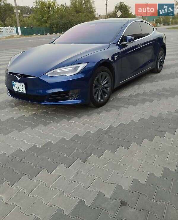 Лифтбек Tesla Model S 2016 в Киеве