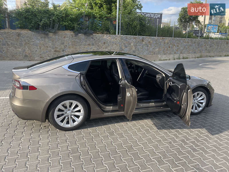 Лифтбек Tesla Model S 2016 в Виннице