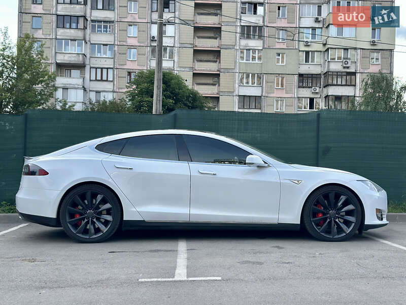 Лифтбек Tesla Model S 2015 в Киеве