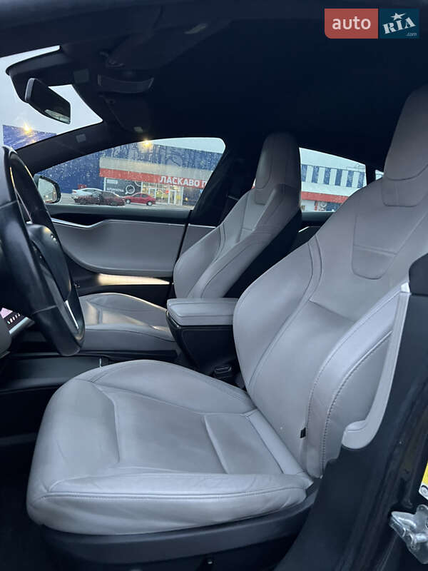 Ліфтбек Tesla Model S 2016 в Львові