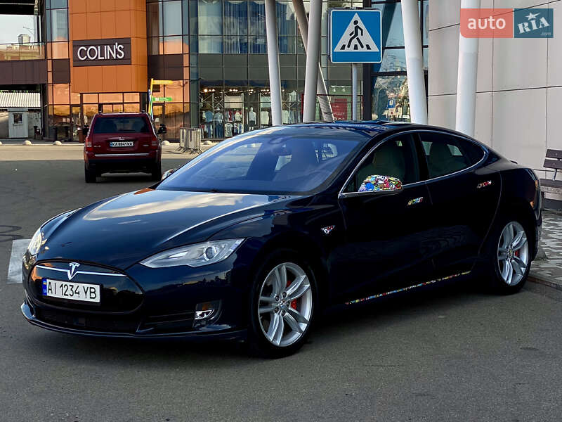 Лифтбек Tesla Model S 2015 в Киеве