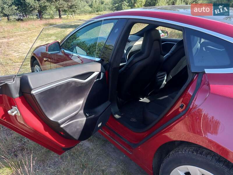 Лифтбек Tesla Model S 2016 в Новояворовске