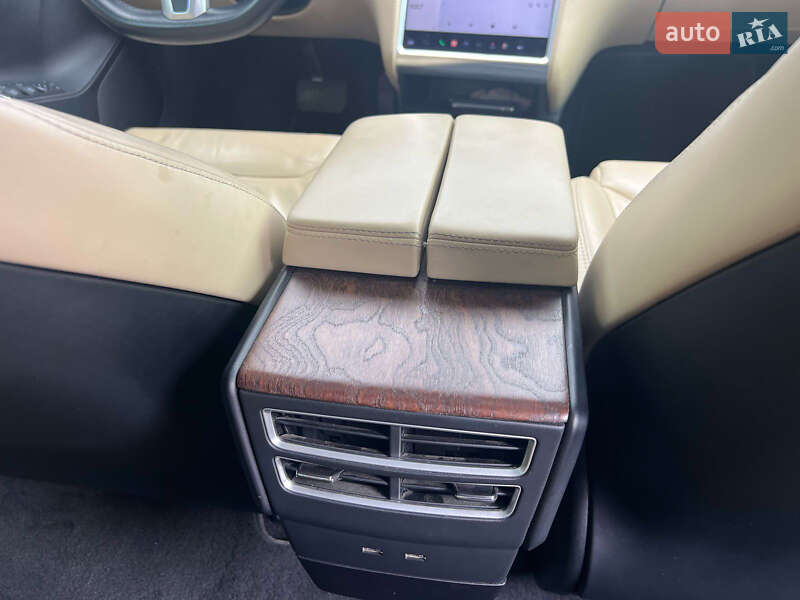 Лифтбек Tesla Model S 2017 в Ровно