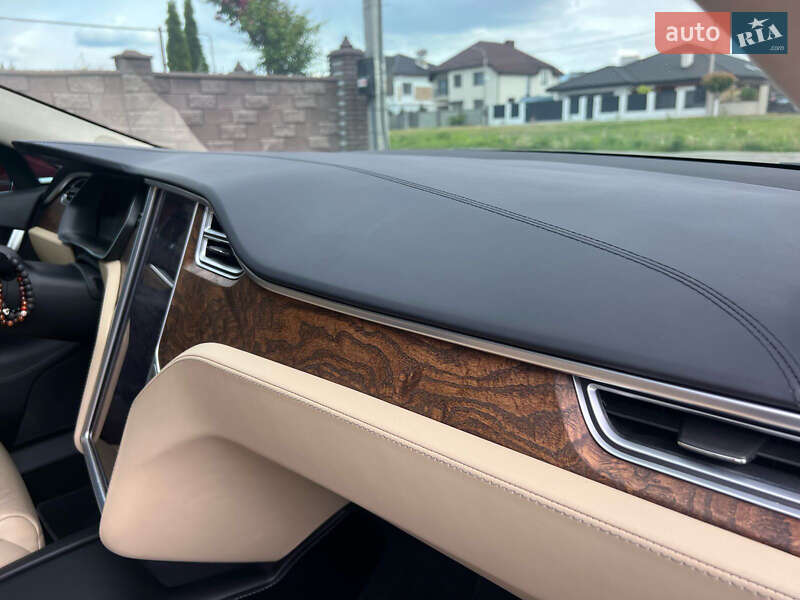 Лифтбек Tesla Model S 2017 в Ровно
