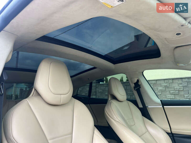 Лифтбек Tesla Model S 2017 в Ровно