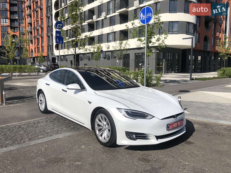 Лифтбек Tesla Model S 2018 в Киеве