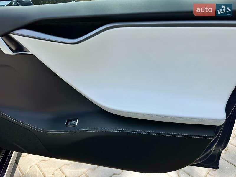 Лифтбек Tesla Model S 2018 в Черновцах