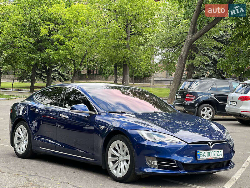 Лифтбек Tesla Model S 2017 в Днепре