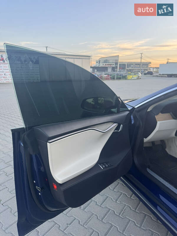 Лифтбек Tesla Model S 2018 в Черновцах