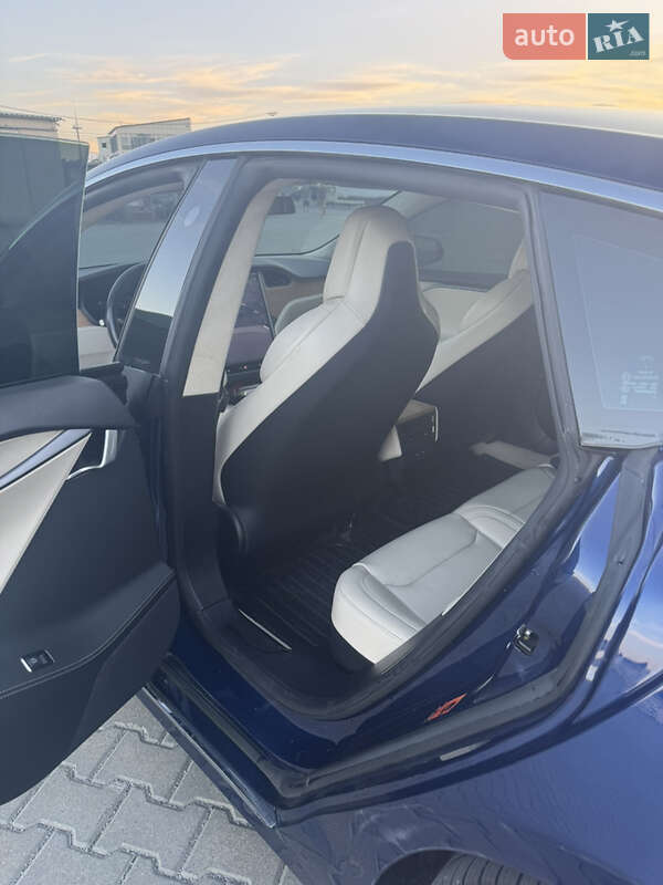 Лифтбек Tesla Model S 2018 в Черновцах
