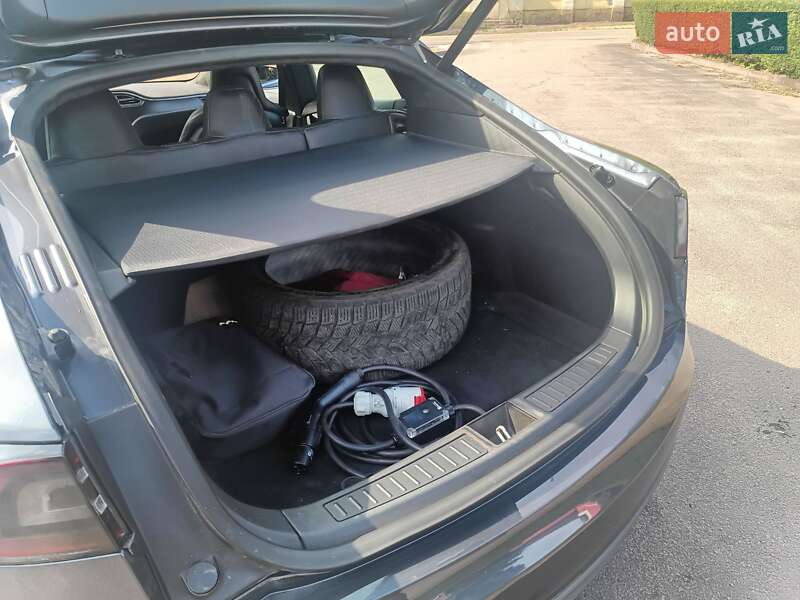Лифтбек Tesla Model S 2015 в 