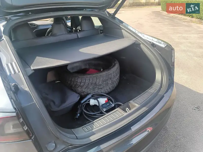 Лифтбек Tesla Model S 2015 в 