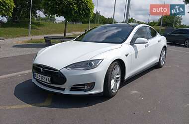 Лифтбек Tesla Model S 2015 в Виннице