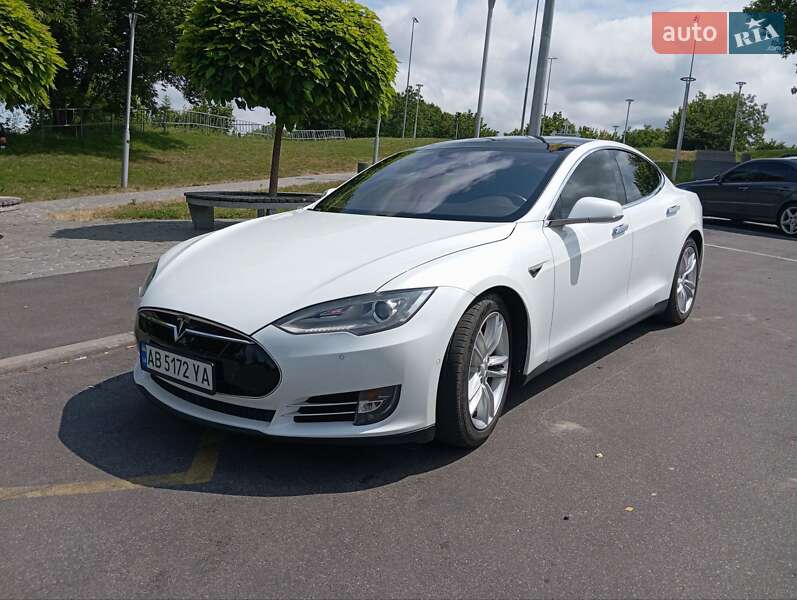 Tesla Model S 2015