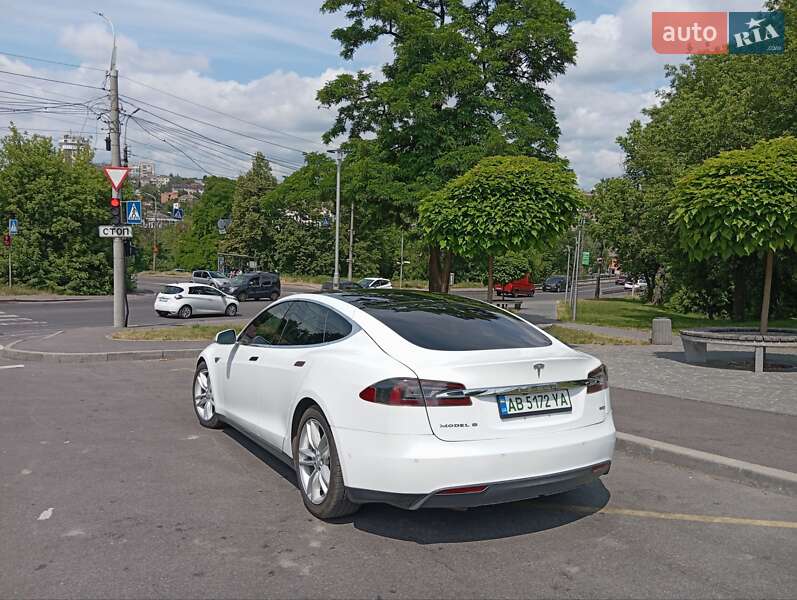 Лифтбек Tesla Model S 2015 в Виннице