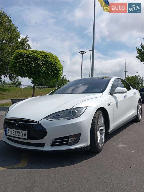 Лифтбек Tesla Model S 2015 в Виннице