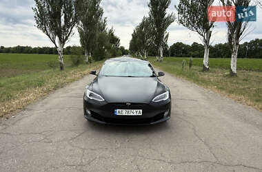Лифтбек Tesla Model S 2015 в 