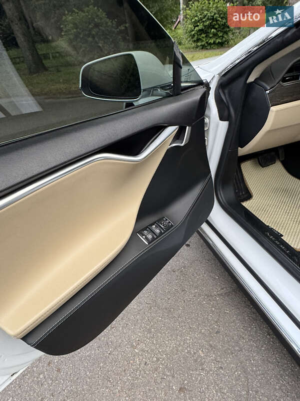 Лифтбек Tesla Model S 2014 в Умани