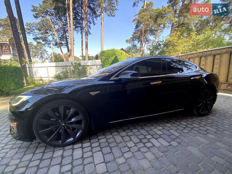 Лифтбек Tesla Model S 2016 в Львове