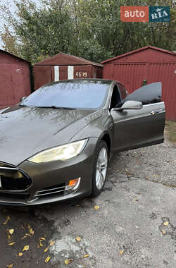 Лифтбек Tesla Model S 2015 в 