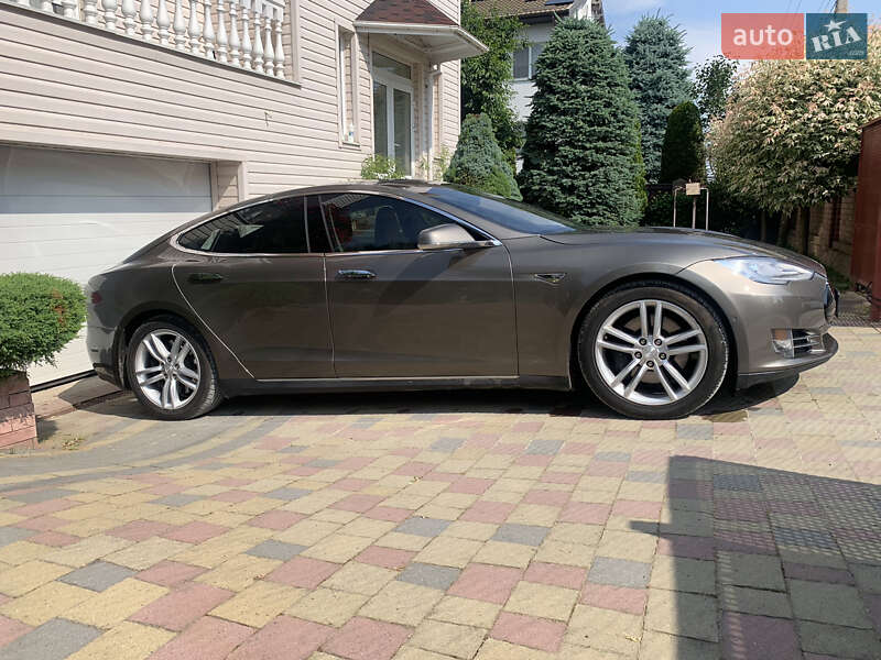 Лифтбек Tesla Model S 2015 в Ивано-Франковске