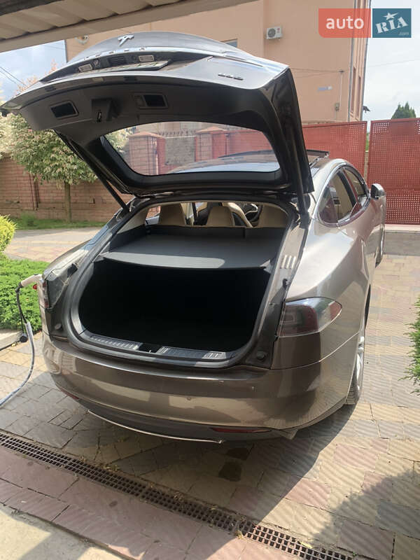 Лифтбек Tesla Model S 2015 в Ивано-Франковске