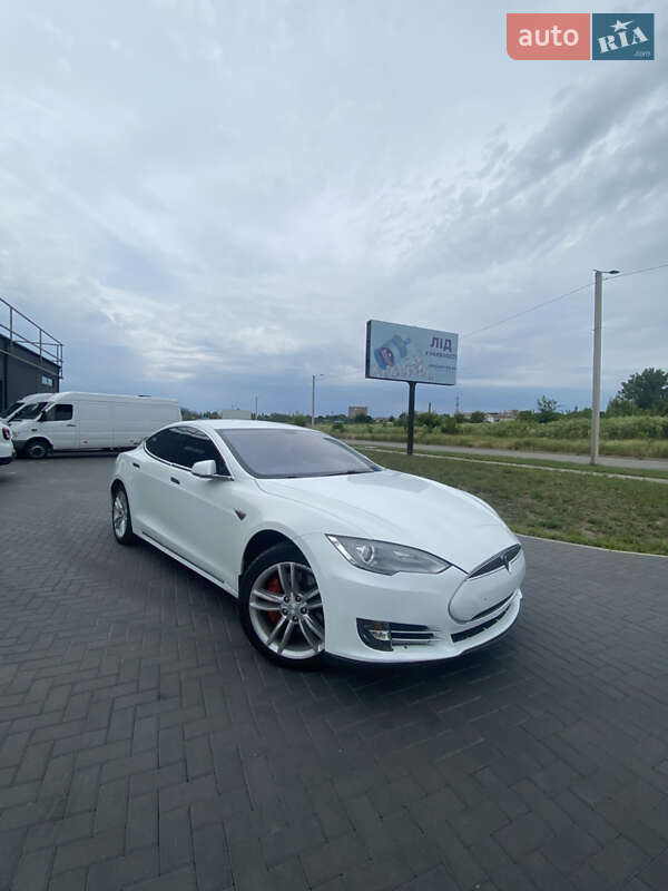 Лифтбек Tesla Model S 2014 в 