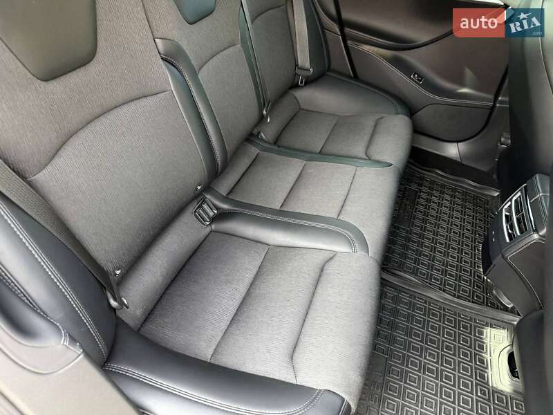 Лифтбек Tesla Model S 2017 в Кривом Роге