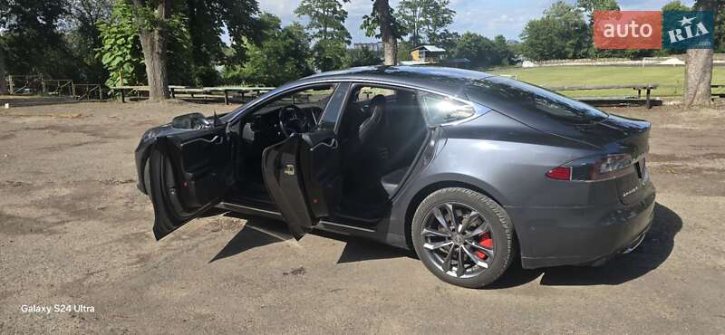 Ліфтбек Tesla Model S 2017 в Івано-Франківську