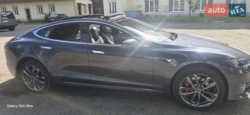 Ліфтбек Tesla Model S 2017 в Івано-Франківську